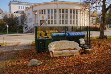 Couch an Müllplatz vor Anatomiehörsaal Leipzig