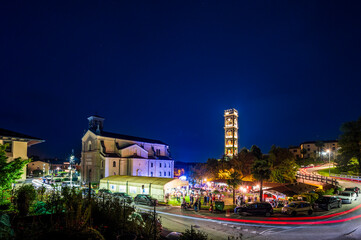 Obraz premium Fireworks in Cassacco. Celebrations between the cathedral and the ancient bell tower