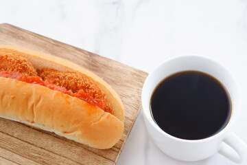 コロッケパンとコーヒーの軽食
