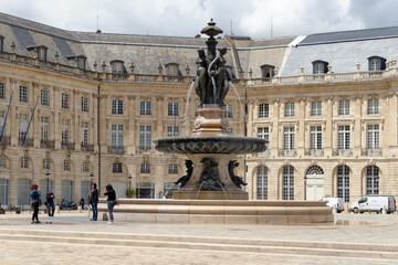 Fototapeta na wymiar Fontaine Place de la bourse à Bordeaux