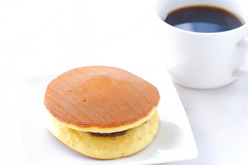 どら焼きとコーヒーでおやつの時間
