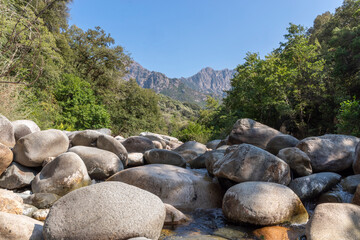 Wasserlandschaft am Fluss Porto, Bergmassiv im Hintergrund, Golf von Porto, Korsika, Frankreich