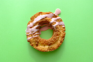 イチゴのチョコレートがかけられたドーナツ　緑色の背景　中央に置かれたおいしそうなお菓子