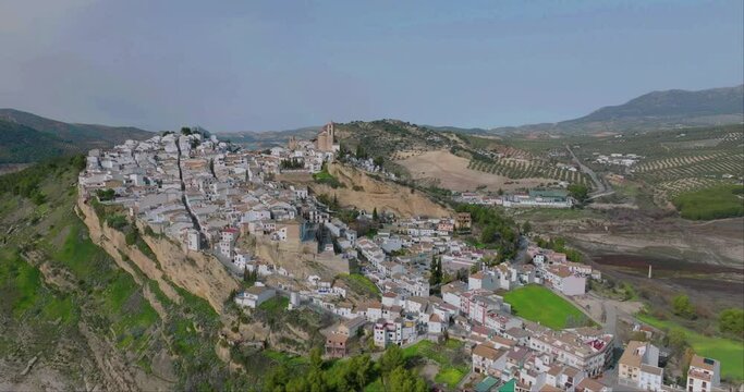 vista a&eacute;rea del municipio de Izn&aacute;jar en la provincia de C&oacute;rdoba, Espa&ntilde;a