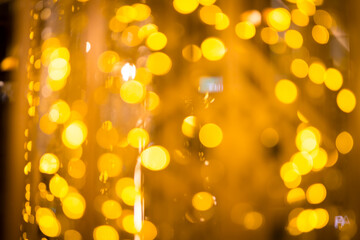 Obraz premium close-up blurred photo Golden decorative lights create a luxurious atmosphere at night events. Helps to take beautiful
