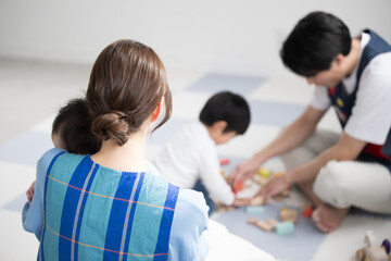 Obraz premium 保育園で子供と遊ぶ保育士の様子 全員顔無しで使いやすい
