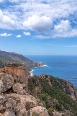 Fototapeta premium Blick über die abendliche Felsenlandschaft der Calanche auf Höhe von Porto, Korsika, Frankreich