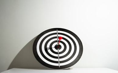 target with red arrow on the table