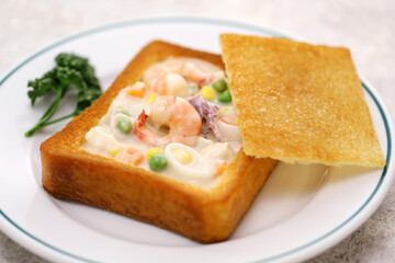 coffin bread, Taiwanese food.
It is white bread that has been fried in oil, with the center hollowed out and stuffed with seafood chowder.