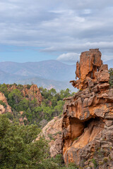 Blick &uuml;ber die abendliche Felsenlandschaft der Calanche auf H&ouml;he von Porto, Korsika, Frankreich