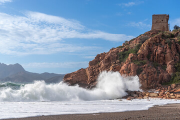 Gewaltige Wellen nach einem Sturm an der Küste von Porto, Golf von Porto, Korsika, Frankreich