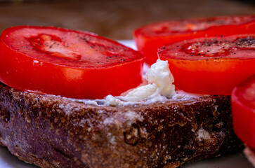 Tomatenbrot von eigenen Tomaten auf einen Vollkornbrot und Frischkäse. Das ideale Büroessen 