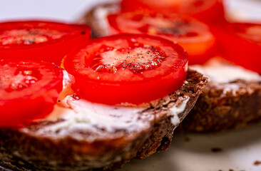 Tomatenbrot von eigenen Tomaten auf einen Vollkornbrot und Frischkäse. Das ideale Büroessen 