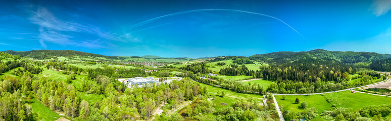 Lot nad Tyliczem w Dolinie Muszynki latem. Piękna, letnia panorama.