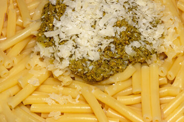 Maccheroni mit Pesto genovese und Parmesan