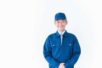 生き生きと仕事をする高齢の男性