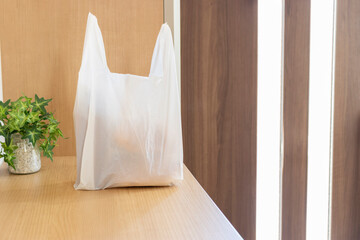玄関に置かれた食品の入ったレジ袋イメージ