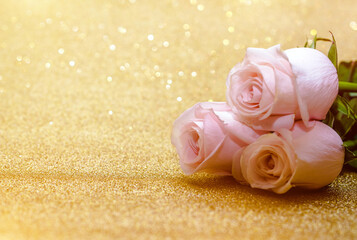 Obraz na płótnie Canvas Pink rose on a shiny gold background 