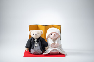 白無垢を着たクマのぬいぐるみ