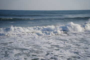 Obraz premium Winter sea waves splashing with white foam
