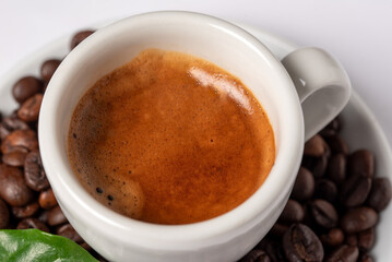 Primo piano di una tazzina con caffè espresso cremoso italiano 