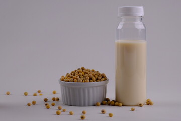 Susu Kedelai, soy milk served in a clear plastic bottle, containing vegetable protein, vitamin D, B12, calcium, omega 3. Suitable for vegans and vegetarians. Made from soybeans, water and sugar.