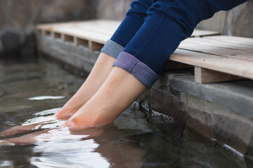 足湯に浸かる女性の足