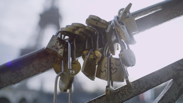 Paris Liebesschloss Br&uuml;cke