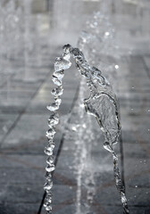krople wody, fontanna, fountain against at the building, water drops frozen motion photo, gushing water from the fountain	