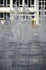 krople wody na tle budynku, fontanna, fountain against at the building, water drops frozen motion...