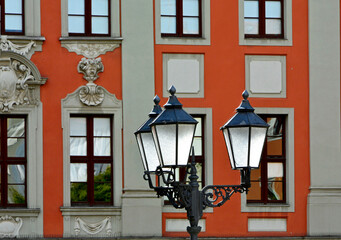 Historyczne latarnie miejskie, latarnia uliczna w starym stylu, Historic lanterns against the background of the city buildings in the sunlight, lantern in the city, Old style lantern street light 