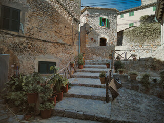 Fototapeta na wymiar alley of the idyllic town of Valldemossa