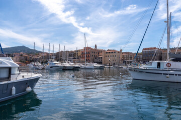 Der Yachthafen von Propriano mit der Stadt Propriano im Hintergrund, Korsika, Frankreich
