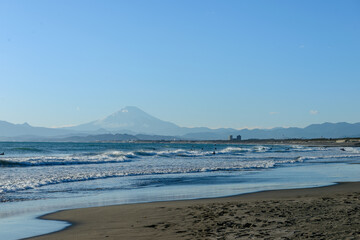 鵠沼海岸から見た富士山、湘南の海