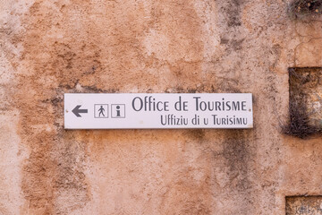 Schild Tourismusinformation auf französisch und korsisch, Corte, Korsika, Frankreich - obrazy, fototapety, plakaty