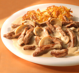 Geschnetzeltes, Kalbfleisch, Kartoffelrösti, Tellergericht, Champignons, 