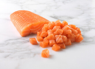 Lachs, Lachswürfel, Fischfilet, Tiernahrung, isoliert,