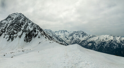 Randonnée  en hiver à la Montagne d' Arvillard ,vue sur les Grands Moulins et le Petit et Grand Charnier ,massif de Belledonne  , Savoie , Alpes