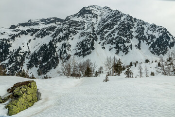 Randonnée en hiver à la Montagne d' Arvillard , vue sur Les Grands Moulins ,massif de Belledonne , Savoie , Alpes