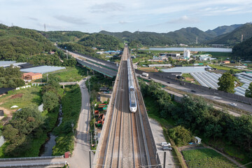 Obraz premium Scenery with highway and railroad tracks 