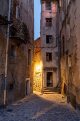 Fototapeta na wymiar Abendstimmung in den Gassen der Stadt Corte, Korsika, Frankreich