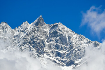 Les montagnes de l'Himalaya pendant le trek au camp de base de l'Everest