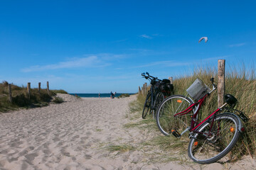 Obraz premium Fahrräder am Ostsee Strand im Sommer, Ostseeurlaub, Sandstrände