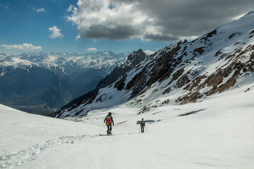Fototapeta na wymiar Randonnée en hiver dans la neige avec des raquettes , Petit Col des Encombres, massif de la Vanoise , Savoie