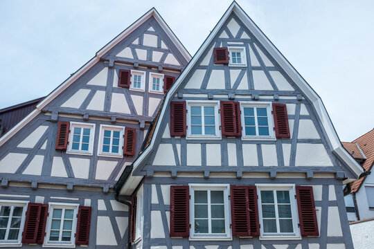 Fachwerkh&auml;user mit Sprossenfenstern und Fensterladen Ansicht von der Giebelseite mit leicht geschweiftem Giebel in Fellbach bei Stuttgart.