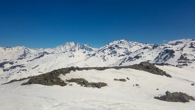 Paysage d' hiver en vallée de Maurienne , à Beaune  , vue sur Aiguille de Péclet Polset Cime Carron depuis Roche Jaille , ,Massif de la Vanoise , Savoie , Alpes , France