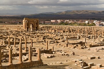 View of Arch de Trajan. The ruins of the Roman city of Timgad dating from the 2nd century. Algeria....