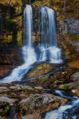 Fototapeta na wymiar Mittelhoher Wasserfall in den Alpen