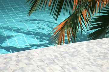 Crédence de cuisine en verre imprimé Turquoise Swimming pool with palm leaves and white tile floor in summer
