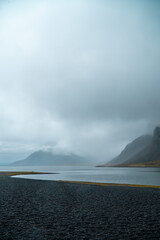 Berglandschaft mit See auf Island
